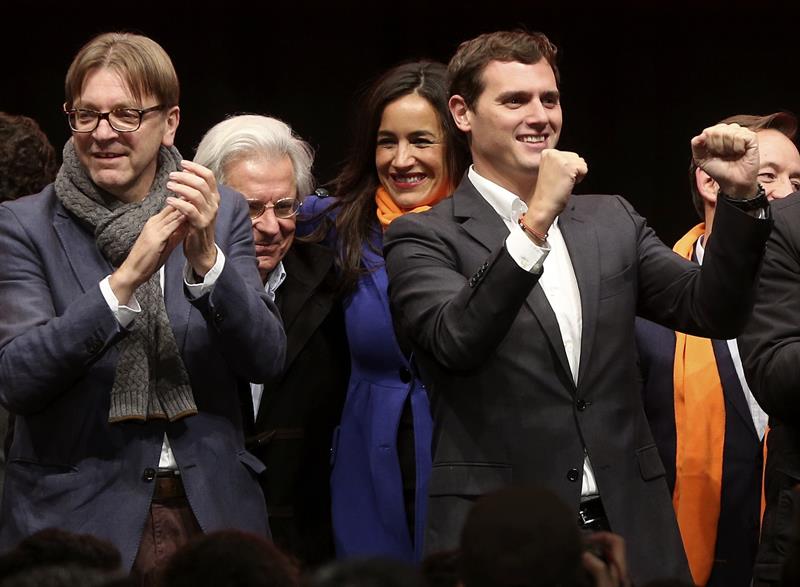 Rivera pide que PP y PSOE que se "mojen" y aclaren si dejarán gobernar a C's si es el mas votado Rivera pide que PP y PSOE que se "mojen" y aclaren si dejarán gobernar a C's si es el mas votado