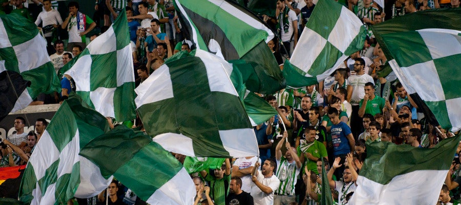 Aficionados del Betis animan al equipo en el Benito Villamarín Aficionados del Betis animan al equipo en el Benito Villamarín