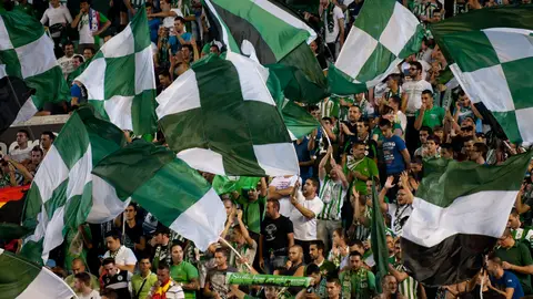 Aficionados del Betis animan al equipo en el Benito Villamarín Aficionados del Betis animan al equipo en el Benito Villamarín