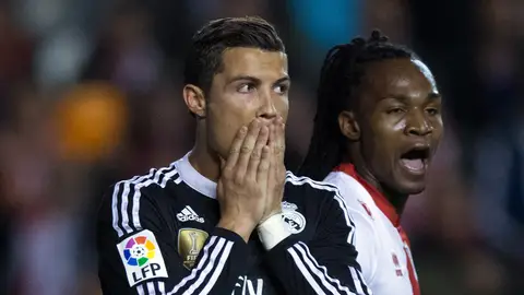 Cristiano Ronaldo lamenta una ocasión ante Manucho Cristiano Ronaldo lamenta una ocasión ante Manucho