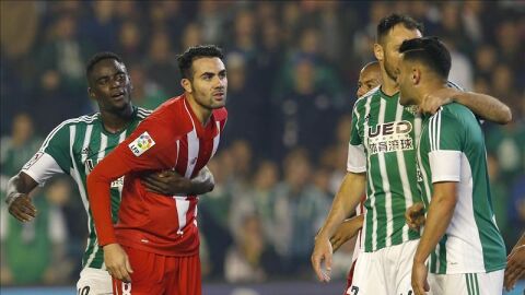 Iborra se queja tras una jugada pol&eacute;mica a los futbolistas del Betis