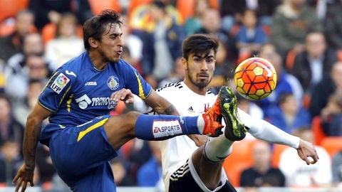 Andre Gomes pelea con Dami&aacute;n Su&aacute;rez