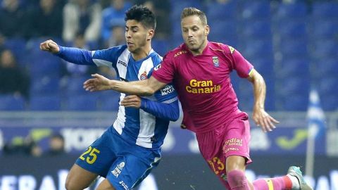  El centrocampista del Espanyol Marcos Asensio, pelea un bal&oacute;n con el centrocampista de la UD Las Palmas Javi Castellano 