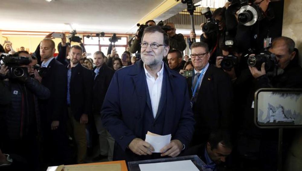 El presidente del Gobierno, Mariano Rajoy, ejerce su derecho al voto en un colegio de Aravaca
