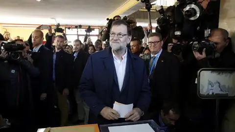 El presidente del Gobierno, Mariano Rajoy, ejerce su derecho al voto en un colegio de Aravaca El presidente del Gobierno, Mariano Rajoy, ejerce su derecho al voto en un colegio de Aravaca