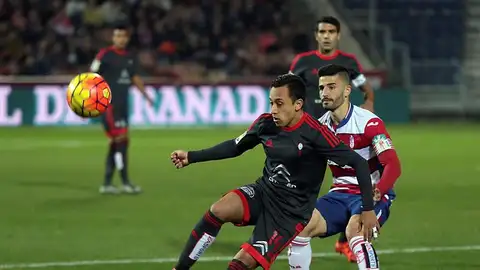 Orellana recibe un pase ante la defensa del Granada en Los Cármenes Orellana recibe un pase ante la defensa del Granada en Los Cármenes