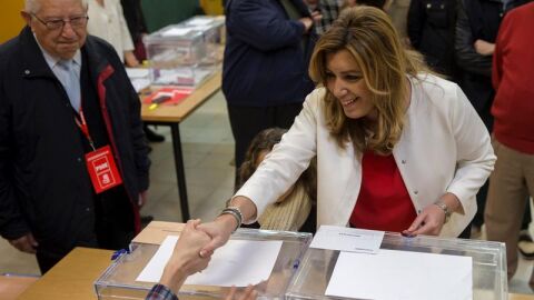 La presidenta de la Junta de Andaluc&iacute;a, Susana D&iacute;az, saluda a los miembros de la mesa tras depositar su voto