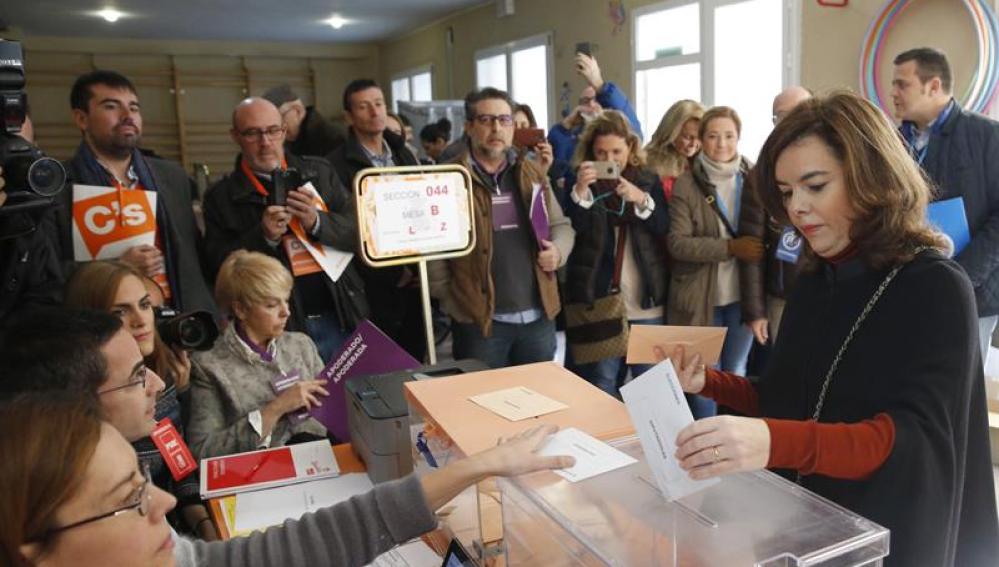 La vicepresidenta del Gobierno ha acudido a votar en Madrid