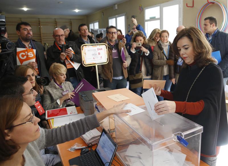 Soraya Sáenz de Santamaría espera una alta participación tras unas primeras horas "intensas" Soraya Sáenz de Santamaría espera una alta participación tras unas primeras horas "intensas"