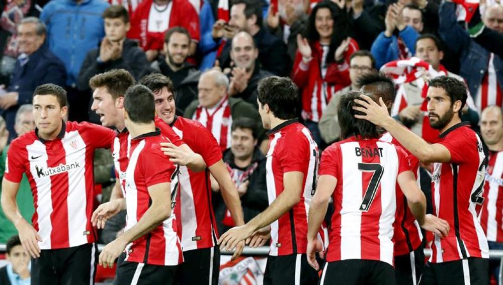 Los jugadores del Athletic celebran un gol en San Mamés