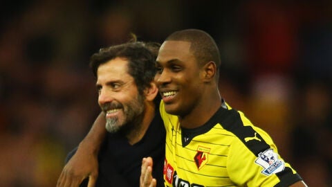 Quique S&aacute;nchez Flores (izq) se abraza a Ighalo (d)