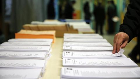 Papeletas de los diferentes partidos en el colegio electoral Rep&uacute;plica de Ecuador, en Carabanchel, para los comicios generales de hoy, 20D. 