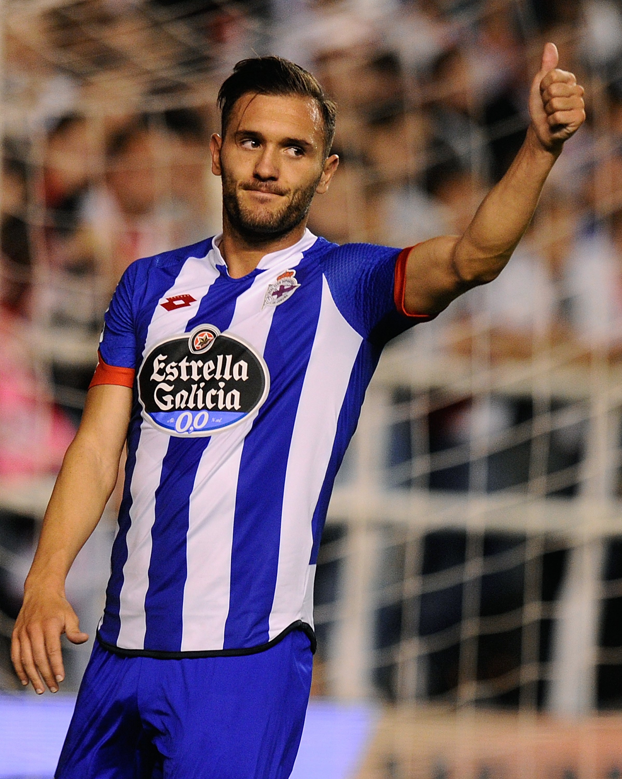 El Arsenal asegura que los fichajes de Lucas Pérez y Mustafi están "al 99%" El Arsenal asegura que los fichajes de Lucas Pérez y Mustafi están "al 99%"