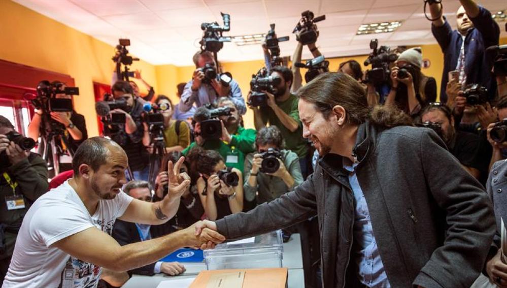 Pablo Iglesias votando en las elecciones generales del 20D