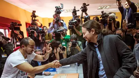 Pablo Iglesias votando en las elecciones generales del 20D El candidato de Podemos a la Presidencia del Gobierno, Pablo Iglesias, ha votado esta mañana en el IES Tirso de Molina en el madrileño barrio de Vallecas