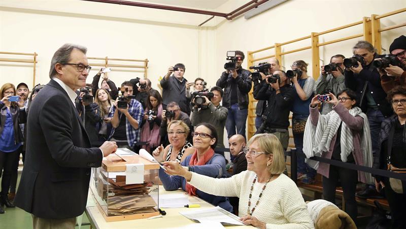 Artur Mas llama a votar "en plena consciencia" del momento "decisivo" de Cataluña Artur Mas llama a votar "en plena consciencia" del momento "decisivo" de Cataluña
