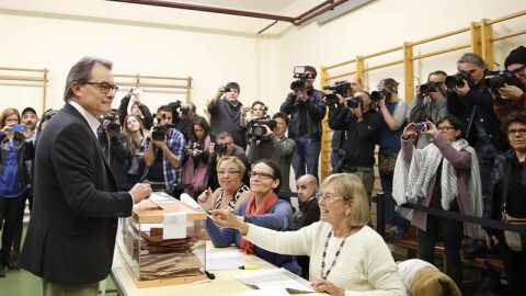 Artur Mas acude a votar en las elecciones generales del 20D