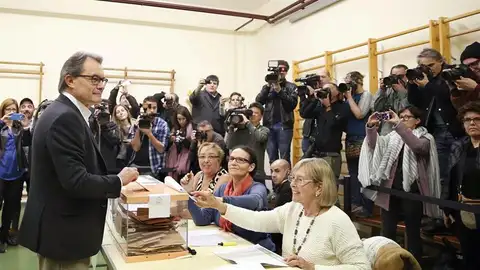 Artur Mas acude a votar en las eelcciones generales del 20D Artur Mas acude a votar en las elecciones generales del 20D