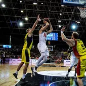 El base del Real Madrid Sergio Rodríguez lanza a canasta ante la defensa del MoraBanc Andorra El base del Real Madrid Sergio Rodríguez lanza a canasta ante la defensa del MoraBanc Andorra