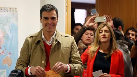 El candidato por el PSOE a la presidencia del Gobierno, Pedro S&aacute;nchez, acompa&ntilde;ado por su esposa, Bego&ntilde;a Fern&aacute;ndez, momentos antes de votar para las elecciones generales en el Centro Cultural Volturno de la localidad madrile&ntilde;a de Pozuelo de Alarc&oacute;n