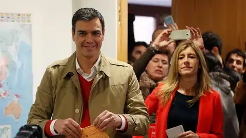 Votación de Pedro Sánchez El candidato por el PSOE a la presidencia del Gobierno, Pedro Sánchez, acompañado por su esposa, Begoña Fernández, momentos antes de votar para las elecciones generales en el Centro Cultural Volturno de la localidad madrileña de Pozuelo de Alarcón