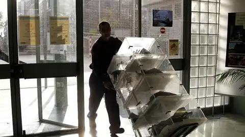 Preparativos para las elecciones generales Un trabajador de los almacenes municipales de Barcelona transporta varias urnas en el instituto Menéndez y Pelayo, uno de los miles de colegios electorales donde los ciudadanos acudiran a votar en los comicios del próximo domingo.