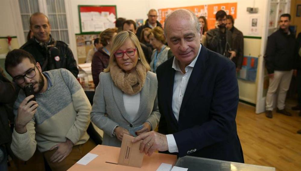 El Ministro del Interior, Jorge Fernández Díaz vota junto a su mujer en Barcelona