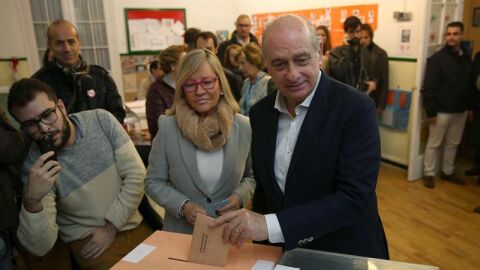 El Ministro del Interior, Jorge Fern&aacute;ndez D&iacute;az vota junto a su mujer en Barcelona