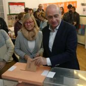 El Ministro del Interior, Jorge Fernández Díaz vota junto a su mujer en Barcelona