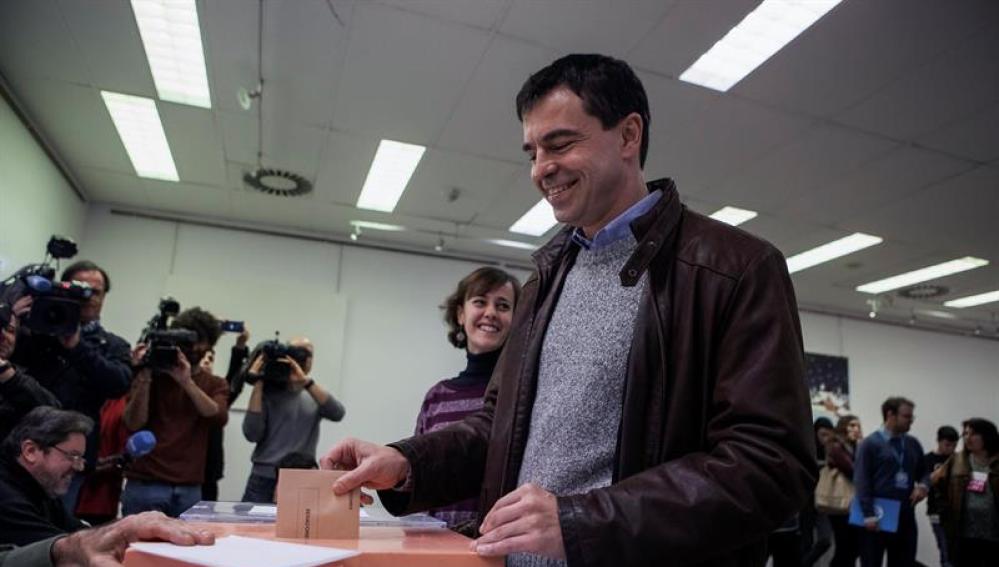 El candidato de UPYD a la presidencia del Gobierno, Andrés Herzog, vota en el Centro Dotacional de Arganzuela 