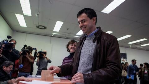El candidato de UPYD a la presidencia del Gobierno, Andr&eacute;s Herzog, vota en el Centro Dotacional de Arganzuela 