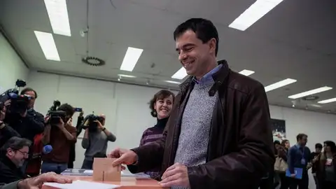 El candidato de UPYD a la presidencia del Gobierno, Andrés Herzog, vota en el Centro Dotacional de Arganzuela El candidato de UPYD a la presidencia del Gobierno, Andrés Herzog, vota en el Centro Dotacional de Arganzuela
