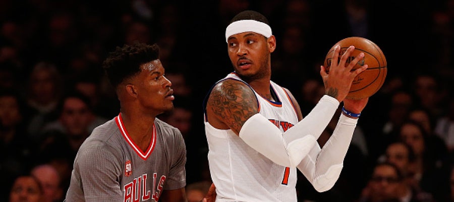 Carmelo Anthony postea ante Jimmy Butler