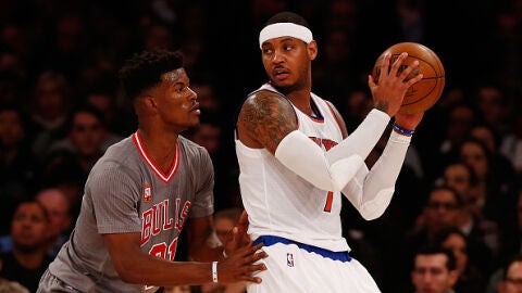 Carmelo Anthony postea ante Jimmy Butler