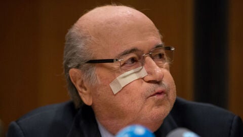 Joseph Blatter resopla durante su declaraci&oacute;n