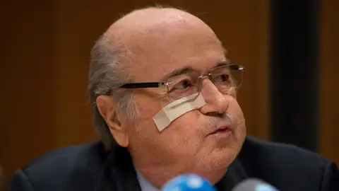 Joseph Blatter resopla durante su declaración Joseph Blatter resopla durante su declaración