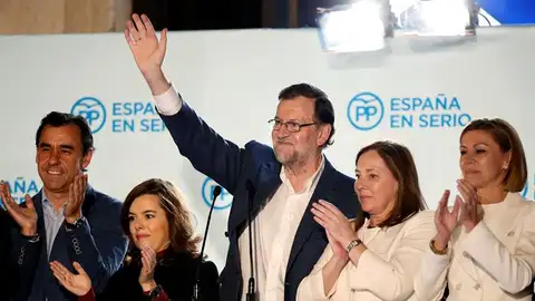El presidente del Gobierno, Mariano Rajoy, saluda desde el balcón de Génova. El presidente del Gobierno, Mariano Rajoy, saluda desde el balcón de Génova.