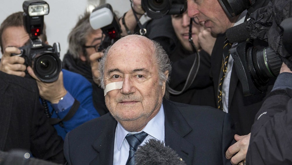 Joseph Blatter, rodeado de medios de comunicación