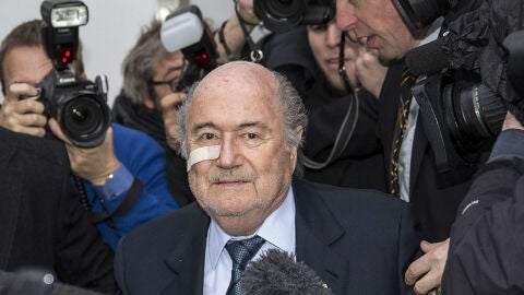 Joseph Blatter, rodeado de medios de comunicaci&oacute;n