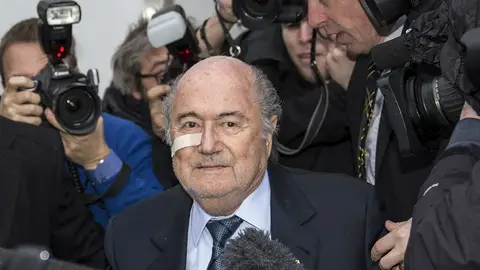 Joseph Blatter, rodeado de medios de comunicación Joseph Blatter, rodeado de medios de comunicación