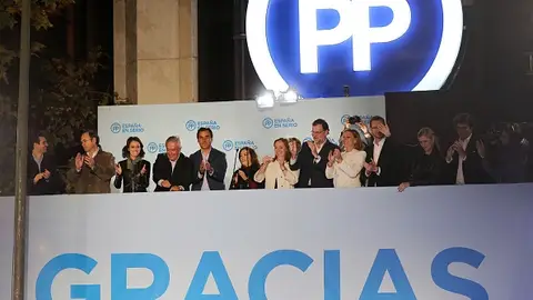 Mariano Rajoy, en el balcón de Génova tras conocer los resultados electorales Mariano Rajoy, en el balcón de Génova tras conocer los resultados electorales