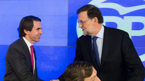 Mariano Rajoy, saludando a Jos&eacute; Mar&iacute;a Aznar, a su llegada a la reuni&oacute;n del Comit&eacute; Ejecutivo Nacional del partido para analizar los resultados de las elecciones generales del 20D