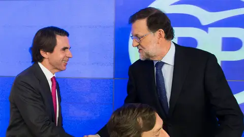 Mariano Rajoy, saludando a José María Aznar, a su llegada a la reunión del Comité Ejecutivo Nacional del partido para analizar los resultados de las elecciones generales del 20D Mariano Rajoy, saludando a José María Aznar, a su llegada a la reunión del Comité Ejecutivo Nacional del partido para analizar los resultados de las elecciones generales del 20D