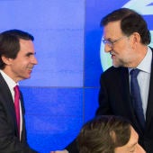 Mariano Rajoy, saludando a José María Aznar, a su llegada a la reunión del Comité Ejecutivo Nacional del partido para analizar los resultados de las elecciones generales del 20D