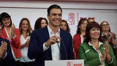 Pedro Sánchez sale a valorar los resultados electorales del 20D Pedro Sánchez sale a valorar los resultados electorales del 20D
