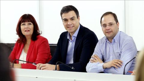  Pedro S&aacute;nchez junto a C&eacute;sar Luena y Micaela Navarro en la reuni&oacute;n de la Ejecutiva del PSOE