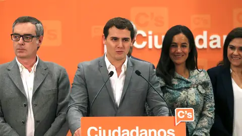 Albert Rivera acompañado por el vicesecretario general del partido, José Manuel Villegas, y la portavoz de Ciudadanos en el Ayuntamiento de Madrid, Begoña Villacís, comparece al término de la reunión de la Ejecutiva Nacional del partido para analizar los resultados de las elecciones. Albert Rivera acompañado por el vicesecretario general del partido, José Manuel Villegas, y la portavoz de Ciudadanos en el Ayuntamiento de Madrid, Begoña Villacís, comparece al término de la reunión de la Ejecutiva Nacional del partido para analizar los resultados de las elecciones.