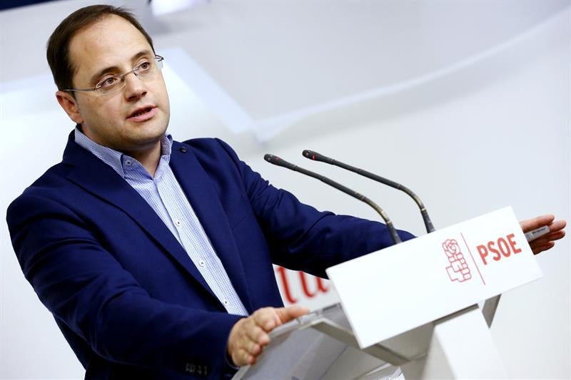 César Luena: "Si las fuerzas del cambio votan 'no', lo tendrán que explicar al electorado" César Luena: "Si las fuerzas del cambio votan 'no', lo tendrán que explicar al electorado"