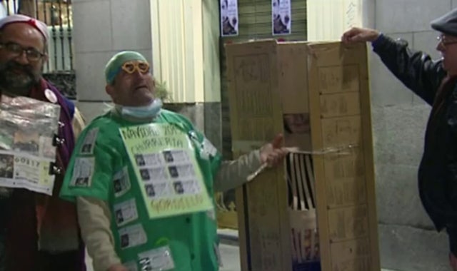 Largas colas para entrar en el Teatro Real para ver cantar el Gordo en directo Largas colas para entrar en el Teatro Real para ver cantar el Gordo en directo