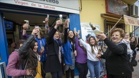 Los trabajadores de la Administraci&oacute;n celebran que han vendido un quinto premio